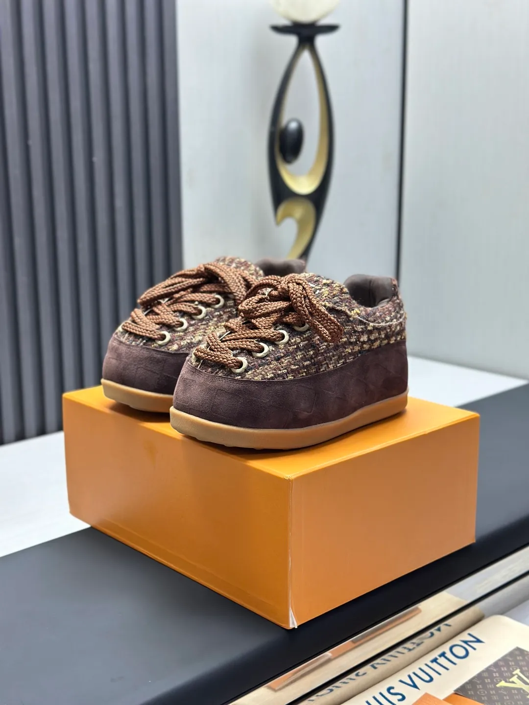 👟👟Ex-factory price 720👟👟 Top version LV-Louis Vuitton-Bread Catwalk New Style 1:1 development replica of the original version! ! The upper foot is very comfortable. It is made of luxurious materials and fine workmanship. The midsole is printed with English letters "Made in Europe". The upper is made of calfskin imported from Italy. The side is decorated with the brand's LOGO and signature. The latest latex foot pads and mesh lining make the foot feel super comfortable. The original two-color TPU combination outsole is specially provided by the original factory. Bag technology Goodyear stitched edges Fabric: Exclusive customized first-layer cowhide Accessories: Exclusive private model Vuitton logo, lining: Customized silk mesh lining - first-layer silk cowhide lining Outsole: TPU combination outsole wear-resistant, non-slip and anti-yellowing Foot pads: new latex pads-mesh sweat-absorbent Counter technology: fully computerized sewing machine wire drawing Toe box back cover Hot and cold shaping Full set of pull-top lasts with medium and low logo patterns Counter packaging - Shoelaces, certificates, cards, instructions, certificates, dust bags, the most complete packaging on the entire network, women's models 35-40 men's models are under development